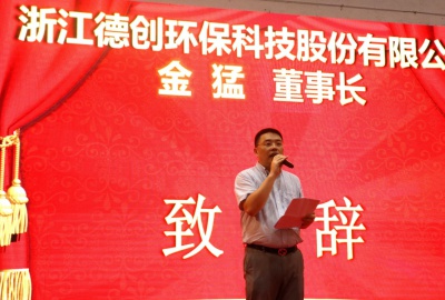 鄉(xiāng)音不改，情系母?！敖鹨悦鳘?jiǎng)教獎(jiǎng)學(xué)基金”頒獎(jiǎng)典禮在崇仁中學(xué)隆重舉行