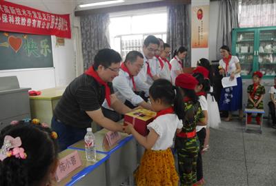 放飛愛(ài)心  書(shū)送希望——德創(chuàng)環(huán)保攜手中國(guó)銀行紹興高新支行赴新橋小學(xué)進(jìn)行圖書(shū)捐贈(zèng)